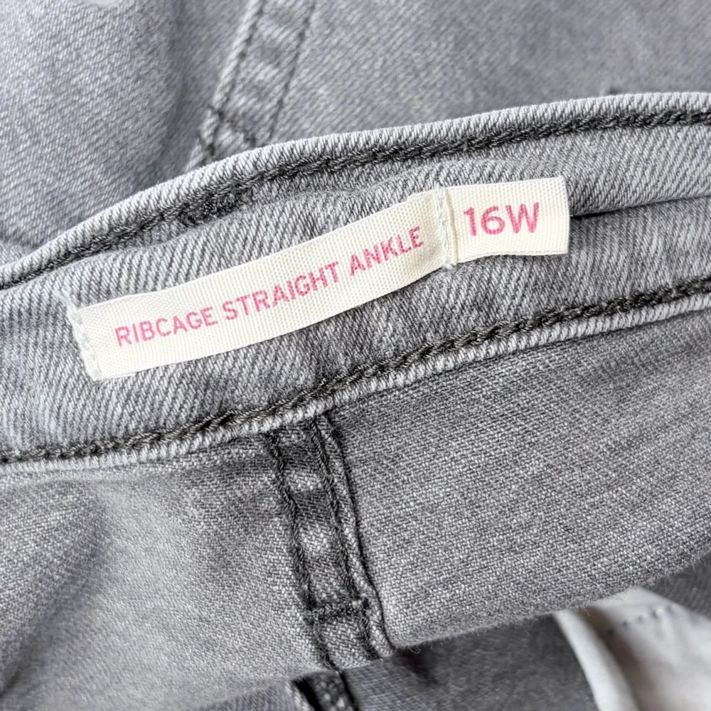 Levi’s Grey Ribcage Straight Ankle Jeans‎